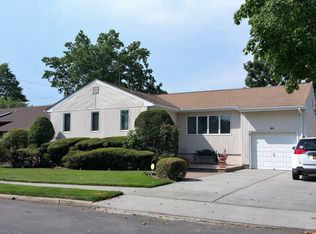 80 Fieldstone Ln, Valley Stream, NY 11581