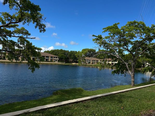 485 NW 210th St APT 104