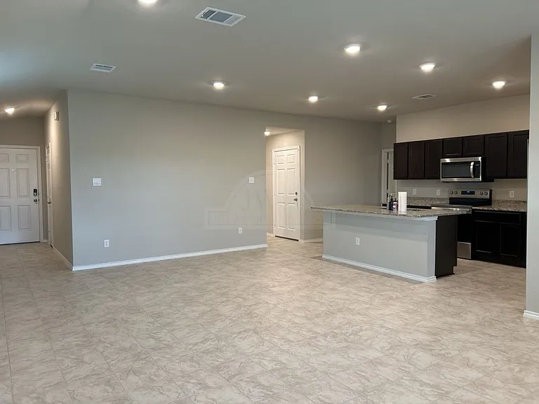 1319 Iron Horse Dr — Photo 5