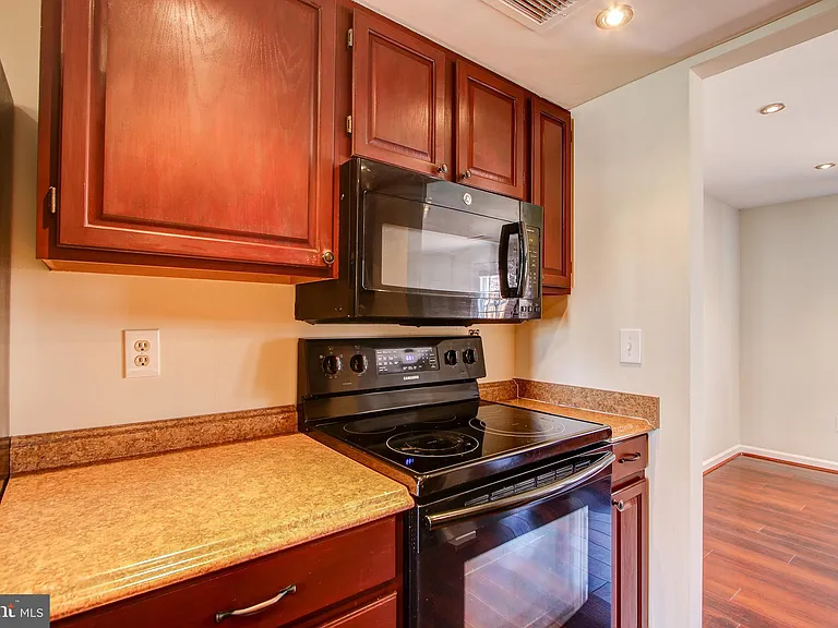 6324 Lightburn Ct — Photo 10