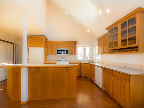 Kitchen w/ eating bar