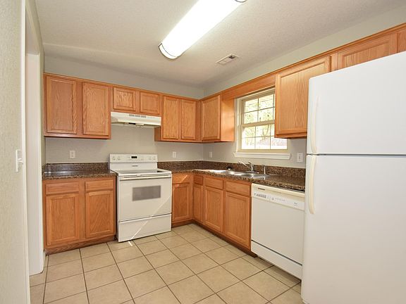 5th image of 800 E Lilac St