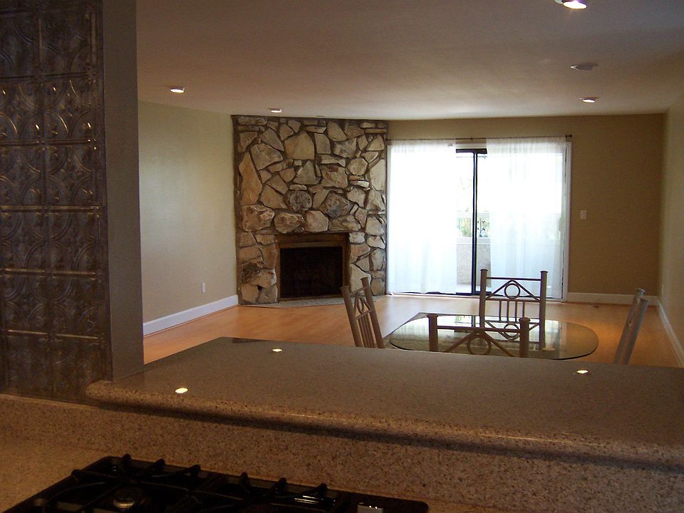 Breakfast Bar/Livingroom