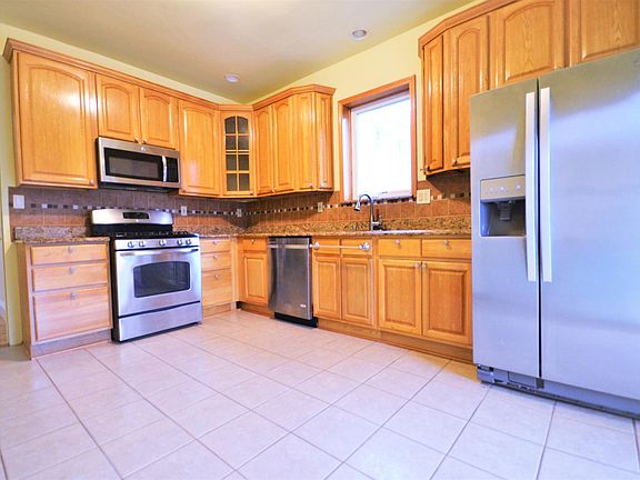 4th image of 1024 Clarence Ave APT 1