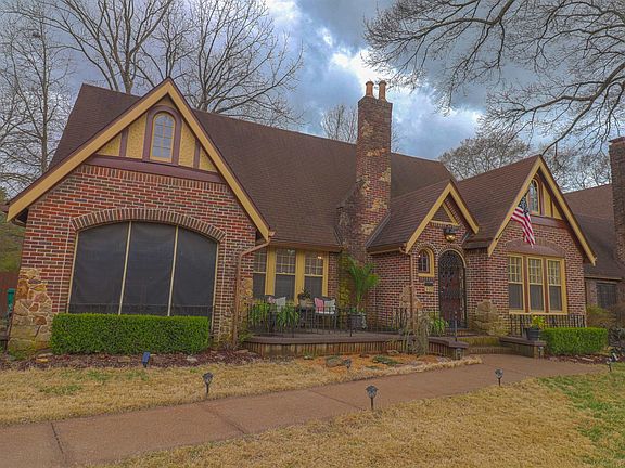 2nd image of 520 Westmoreland Pl