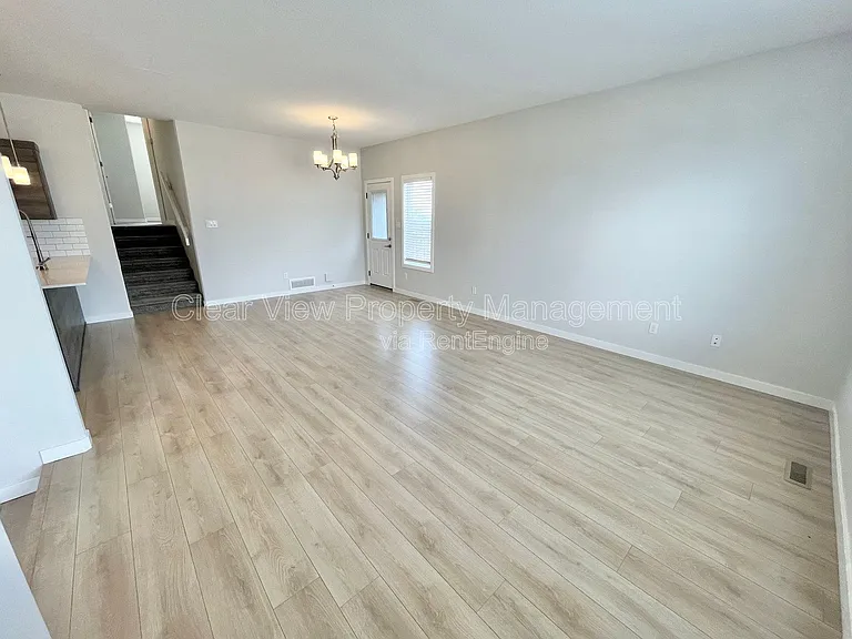 90 Sunridge Blvd W #UPPER LEVEL — Photo 4