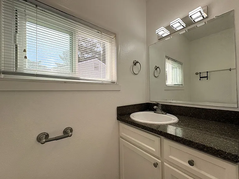 Charming 2 Bedroom, 2 Bathroom Home in Redwood City — Photo 24