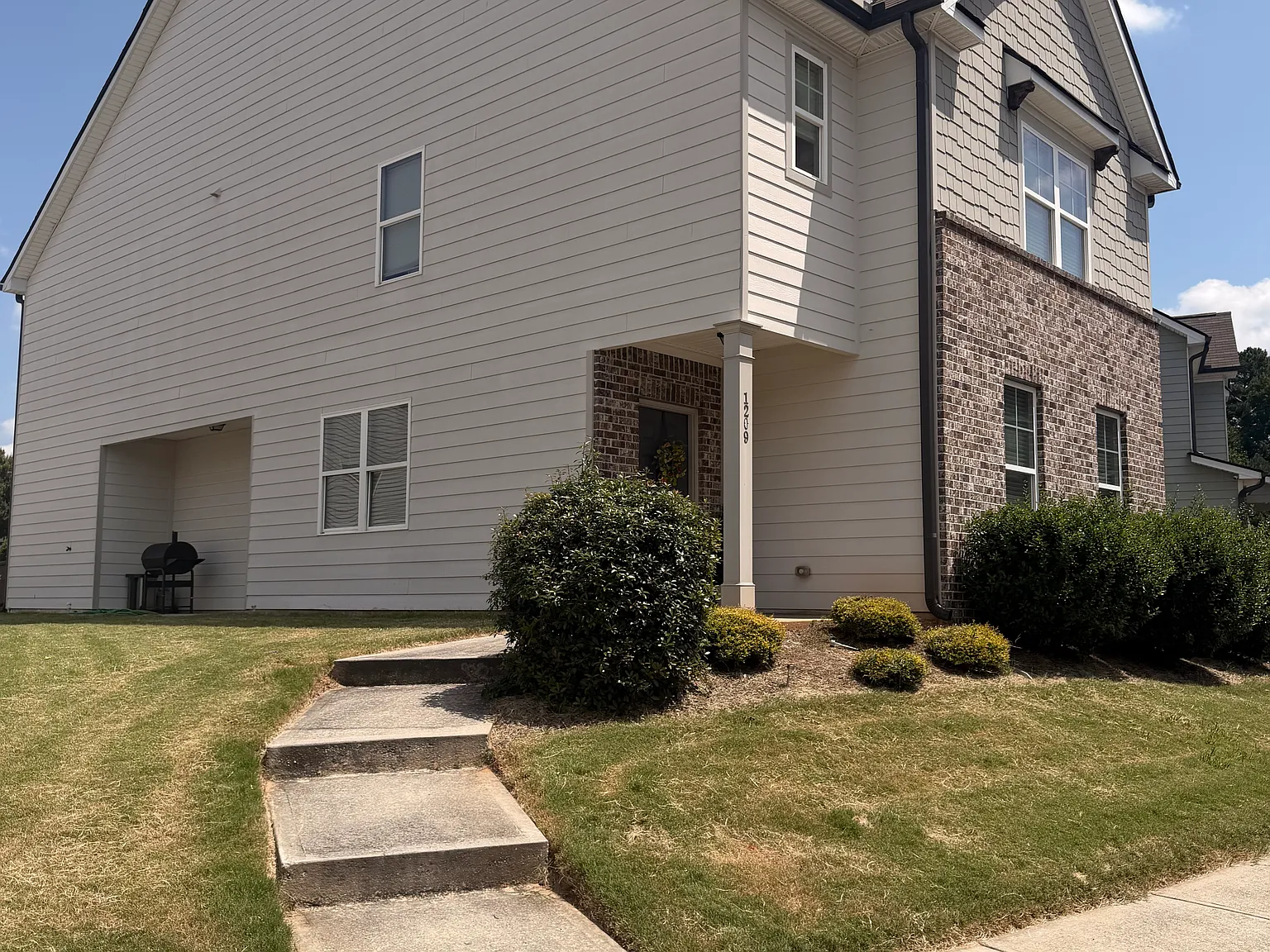 4 bed, 2.5 bath, 2253 sqft, $2,700 — Photo 2