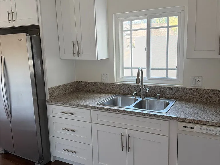 641 Corwin Ave — Photo 3