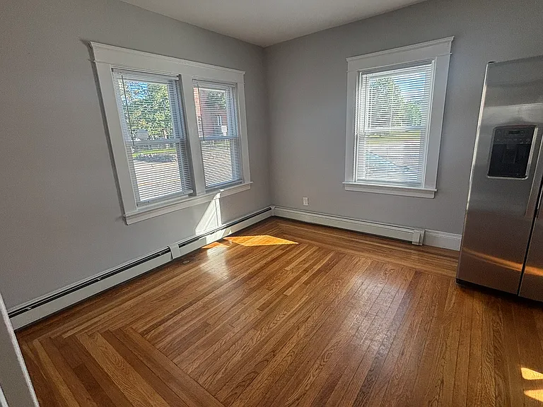 Warwick Ave — Photo 21