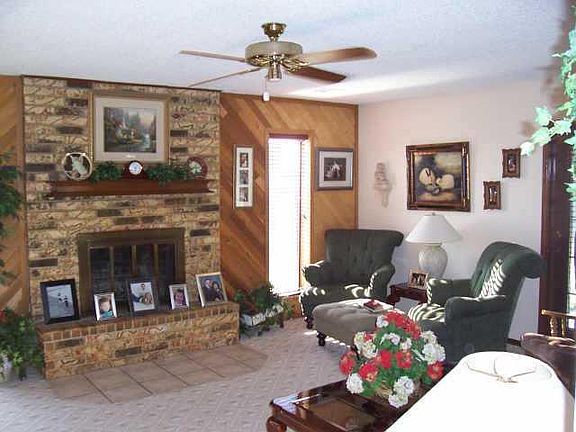3rd image of 801 SE 9th St #Townhouse