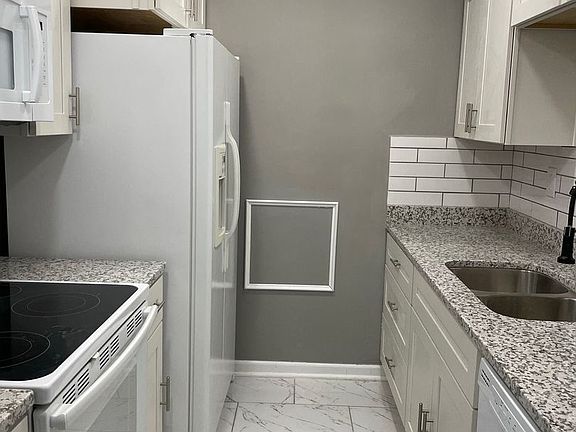 3rd image of 1104 Creekside Ct