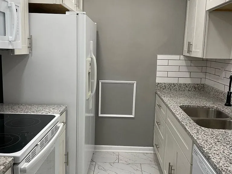 1104 Creekside Ct — Photo 3