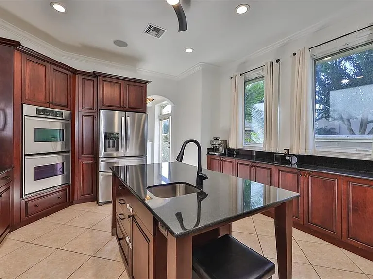 602 Saxony Blvd — Photo 9