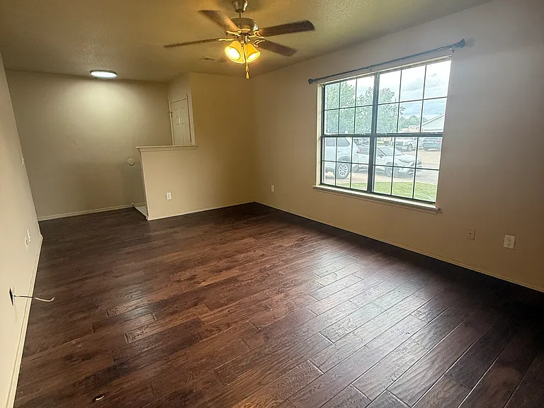 704 E Eastview Dr — Photo 10