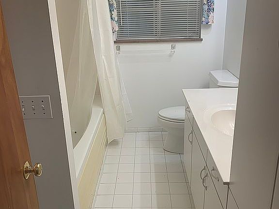 3rd image of 33134 Redwood Blvd