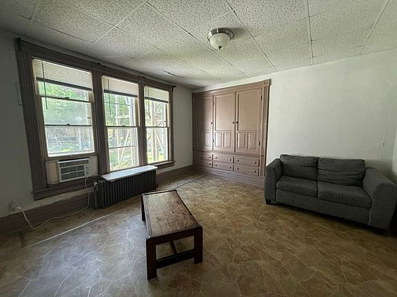 3rd image of 802 W Illinois St #8