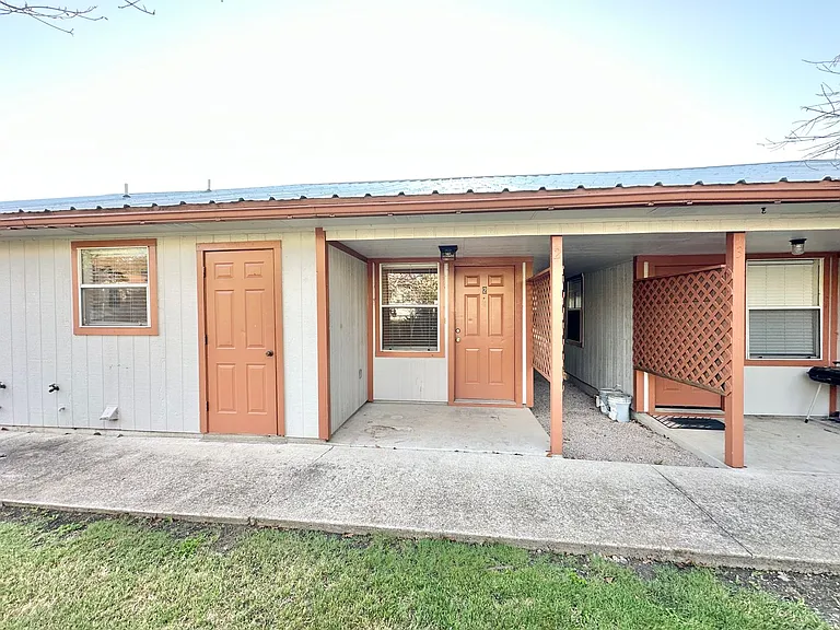 401 W Lincoln Ave — Photo 2