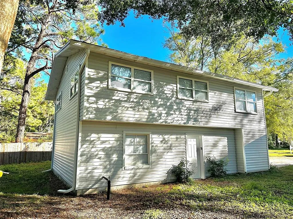 3 bed, 1.0 bath, 1834 sqft, $1,300 — Photo 3