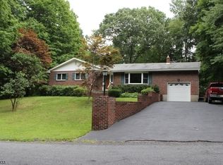 25 Crescent Dr, Lake Hopatcong, NJ 07849