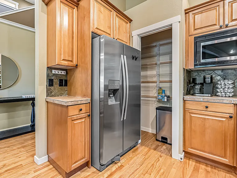246 W Colchester Dr — Photo 18