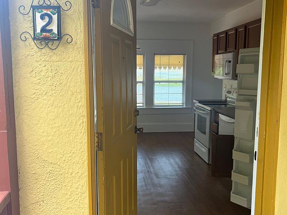 3rd image of 304 Lakeshore Blvd APT 2