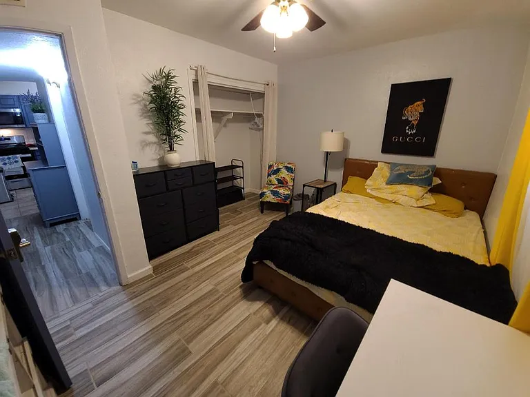 1006 W Yandell Dr — Photo 8