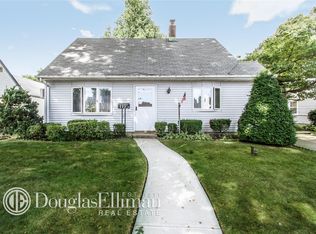 113 Cornflower Rd, Levittown, NY 11756