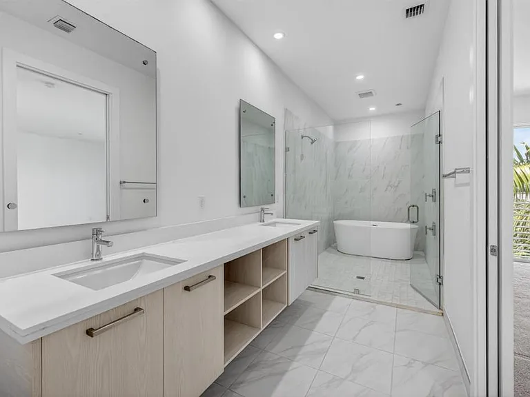 1044 NE 18th Ave — Photo 7