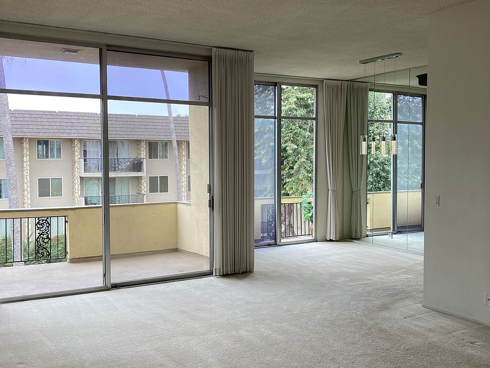 Living Rm / Dining Room
Two Separate Patios