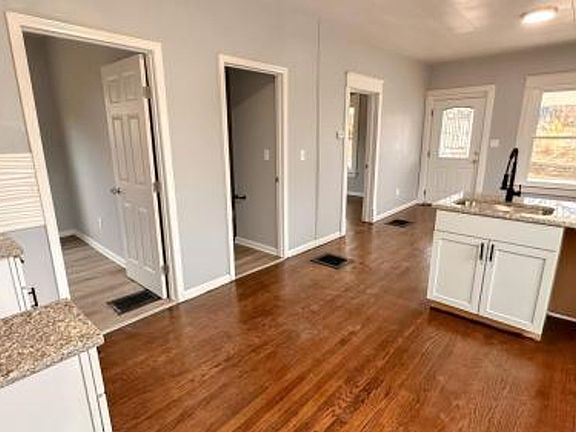 4th image of 1700 E 40th St
