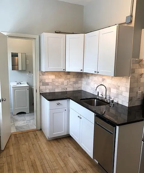 Lowry Hill Apartments — Photo 12