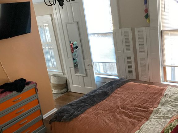 4th image of 401 E Chestnut St APT A