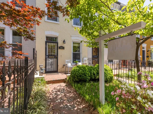 909 8th St NE, Washington, DC 20002