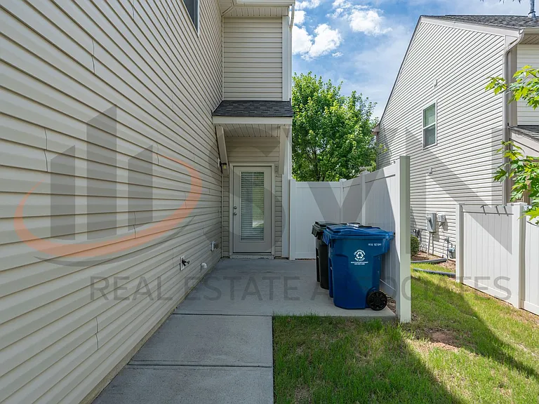 215 Hamlet Pl — Photo 3