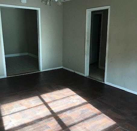2nd image of 1721 Saxon St