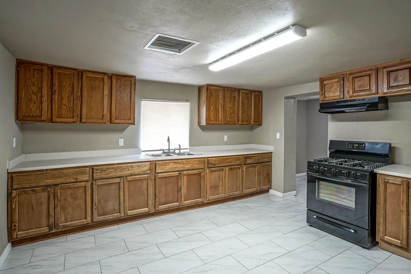 3 bed, 1332 sqft, $2,000 — Photo 3