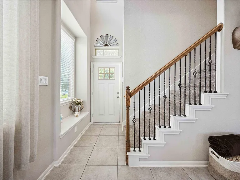 323 Biltmore Loop — Photo 4