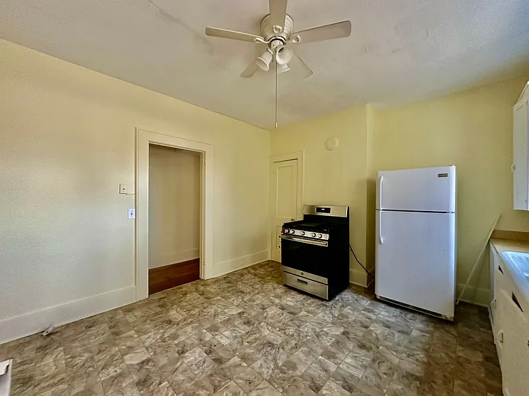 405 E Elm St — Photo 7