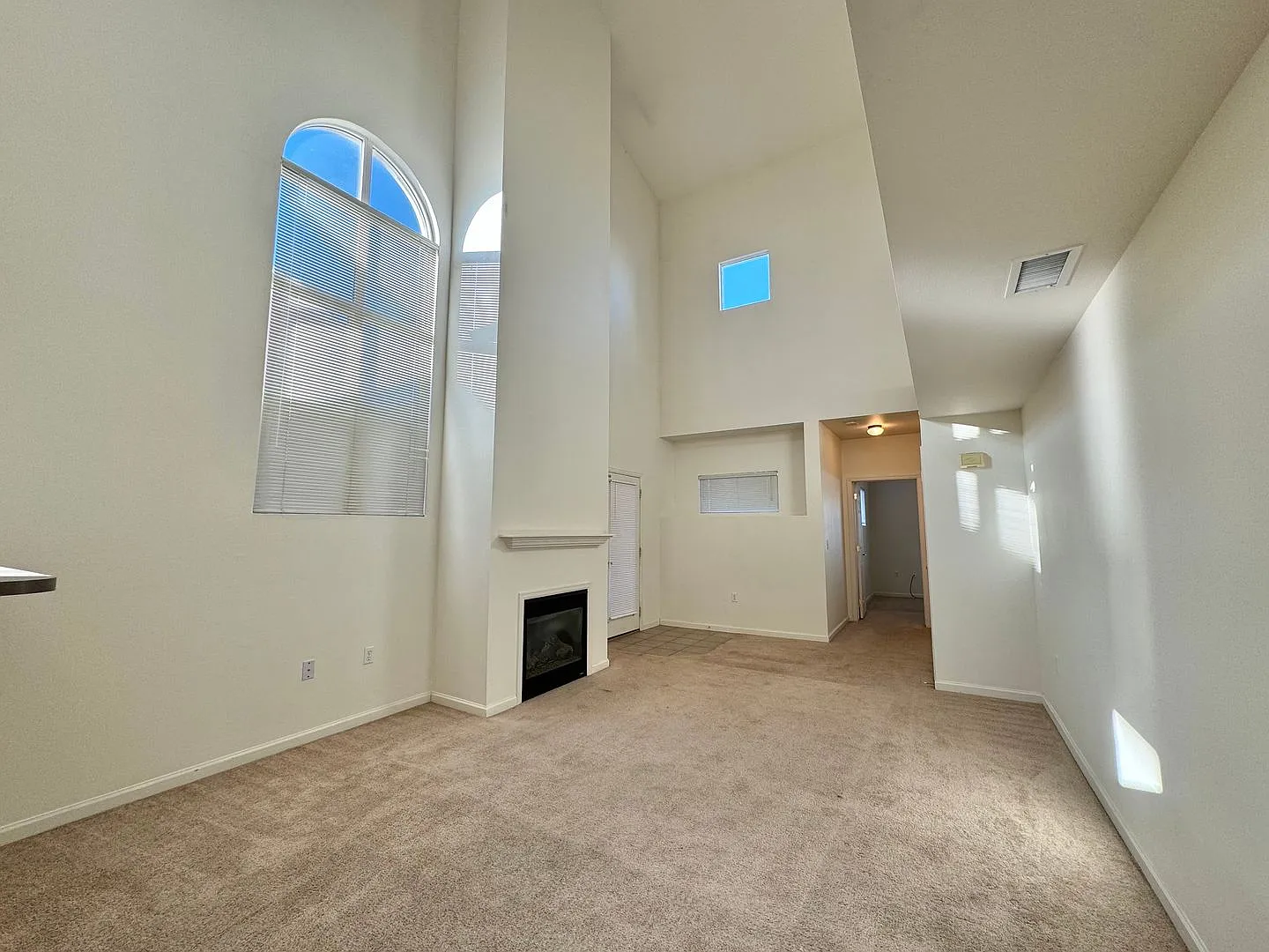 Beautiful Upper Level 2 Bedroom / 2 Bath Condo With Garage in Evans, CO! — Photo 3