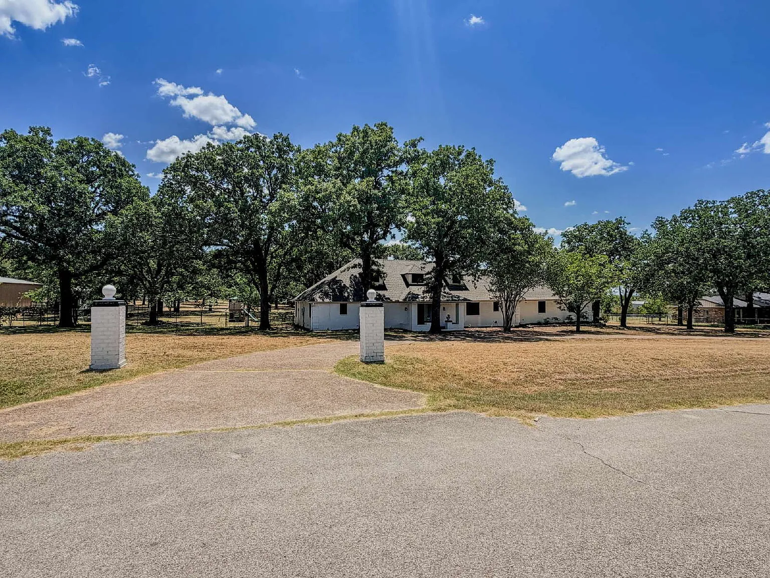 6 bed, 3.0 bath, 3646 sqft, $2,800 — Photo 3