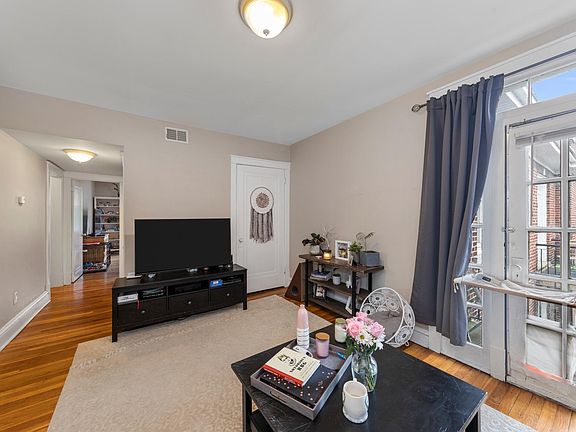 3rd image of 2626 S Kingshighway Blvd APT 1W