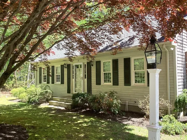 18 Bennett Rd, Rochester, MA 02770