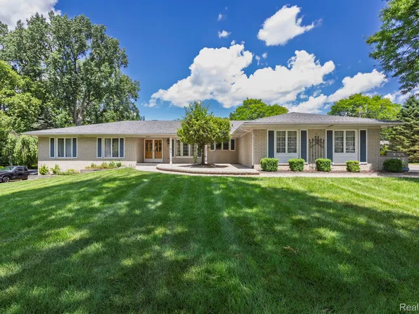 20065 N Riverhill Dr, Clinton Township, MI 48036
