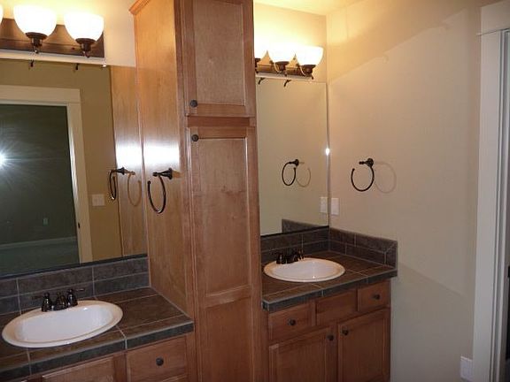 Master bath dual sinks and storage