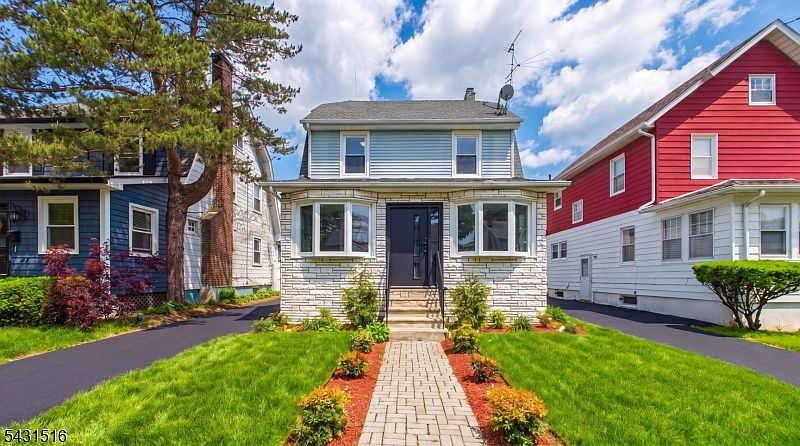 1st image of 71 Leslie St