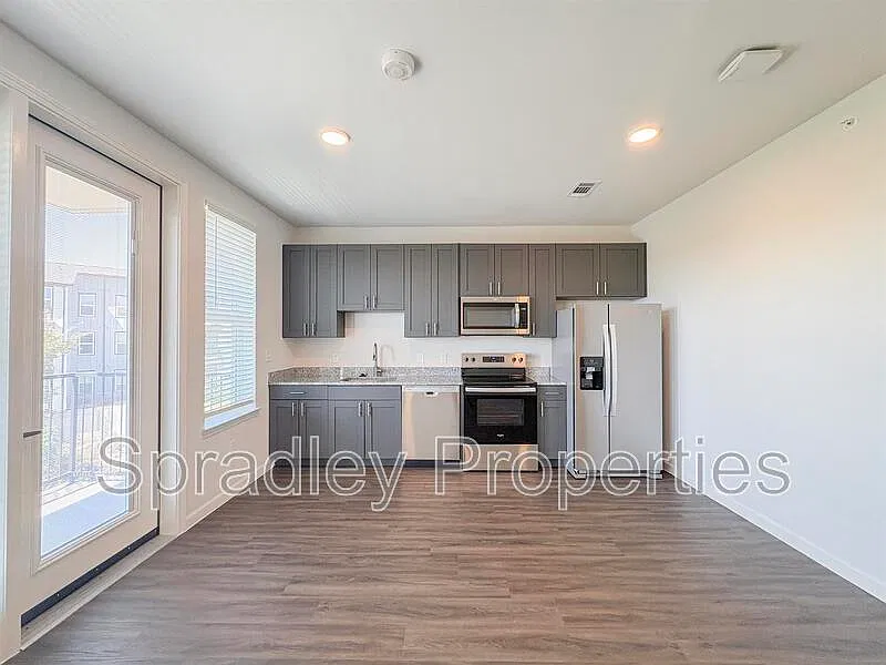 1 bed, 1.0 bath, 733 sqft, $1,300 — Photo 2