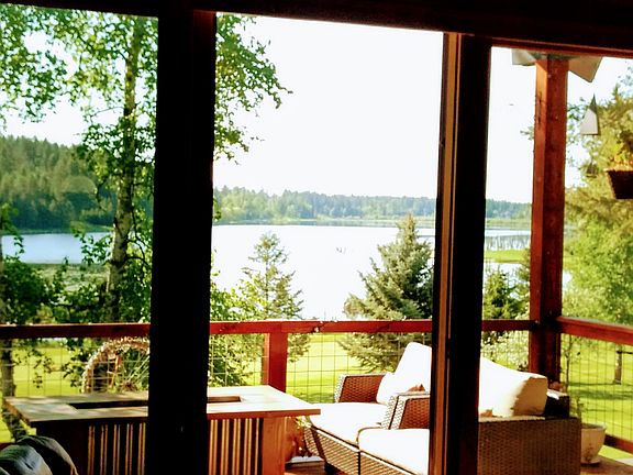 Living Room onto Deck 