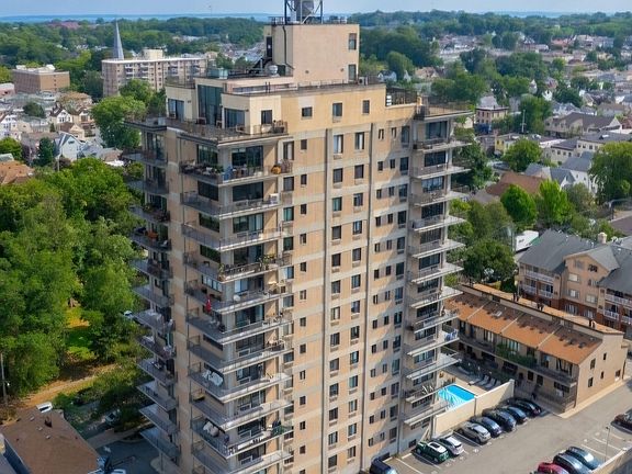 2nd image of 31 Hylan Blvd APT 3A