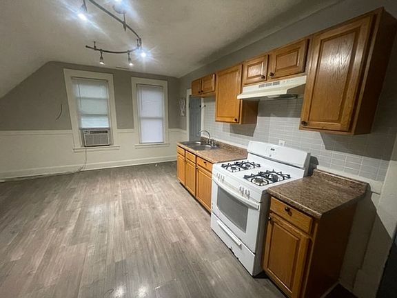 4th image of 1648 Bush Ave #2